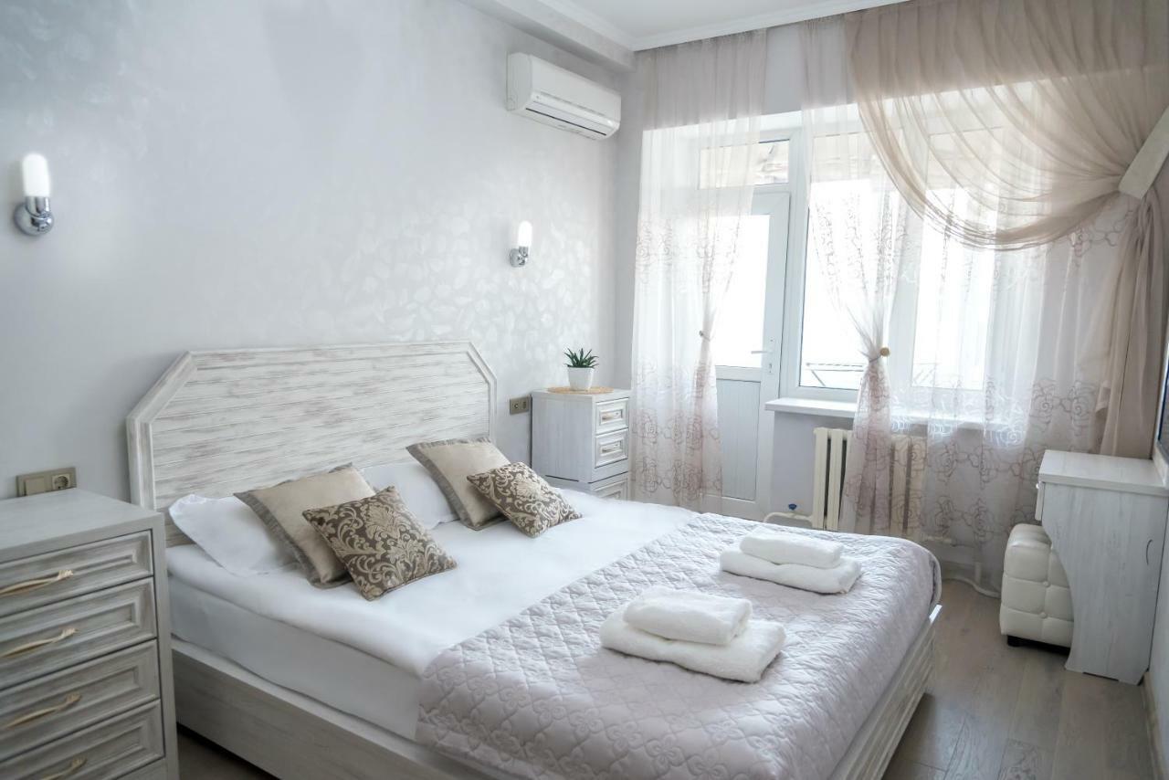 Spacious And Cozy Apartment In Bishkek Center Buitenkant foto